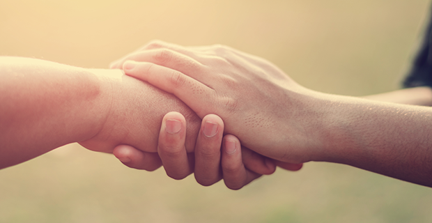 手を繋ぐ
