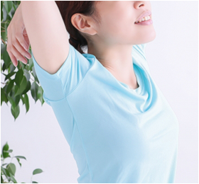 肩をストレッチする女性