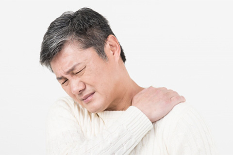 四十肩の男性